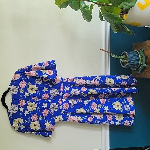 Like new Summer Floral lined dress - Picture 2 of 5